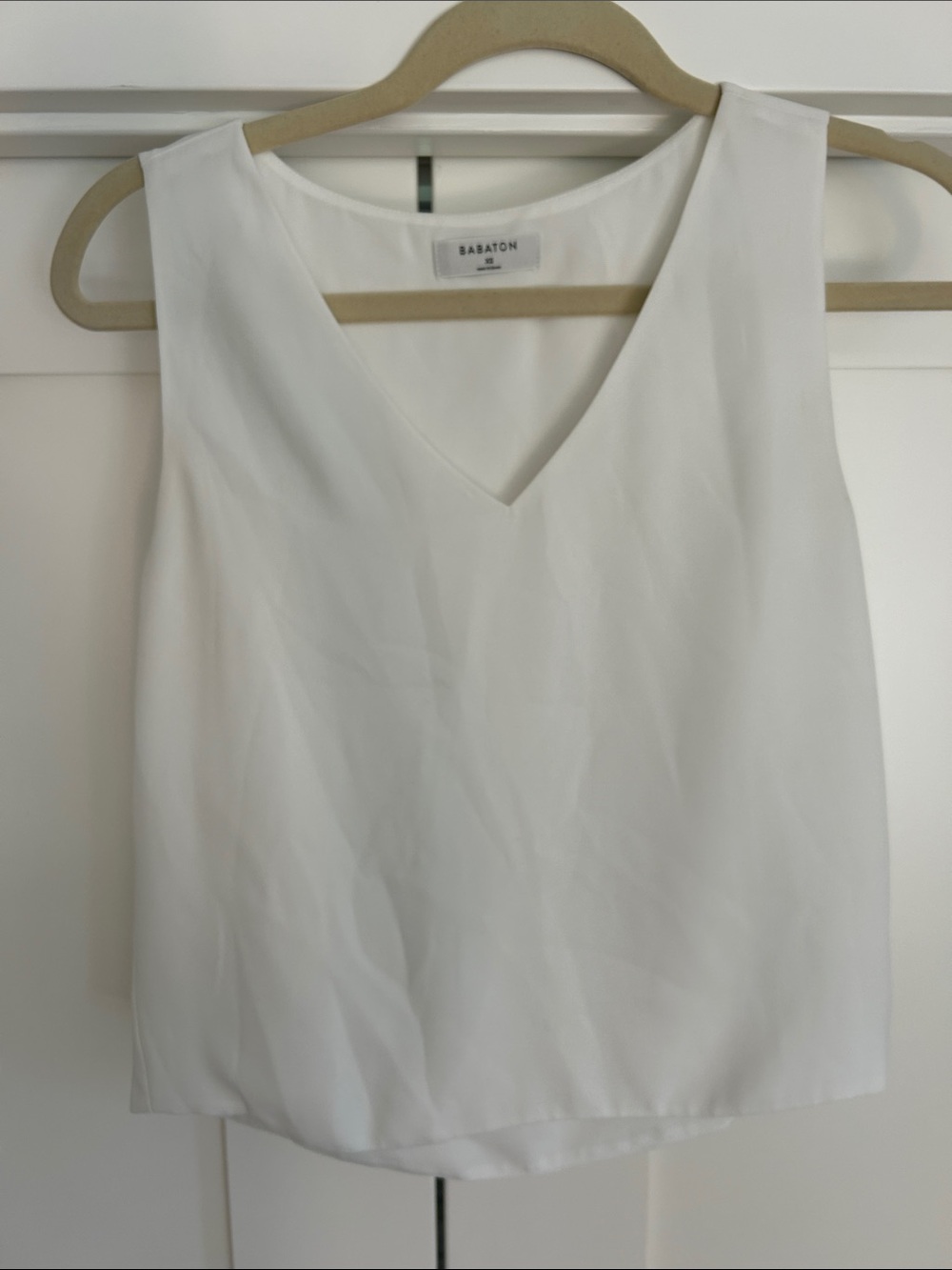 Aritzia Babaton White V-Neck Sleeveless Camisole